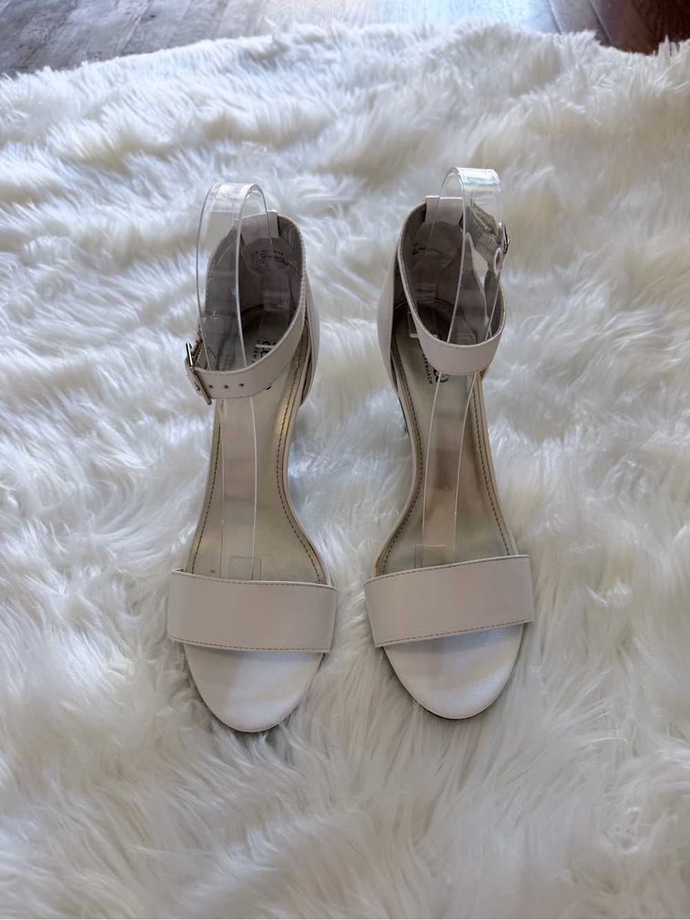A.n.a Women’s Ankle-Strap kitten heel Sandals in white size 7.5